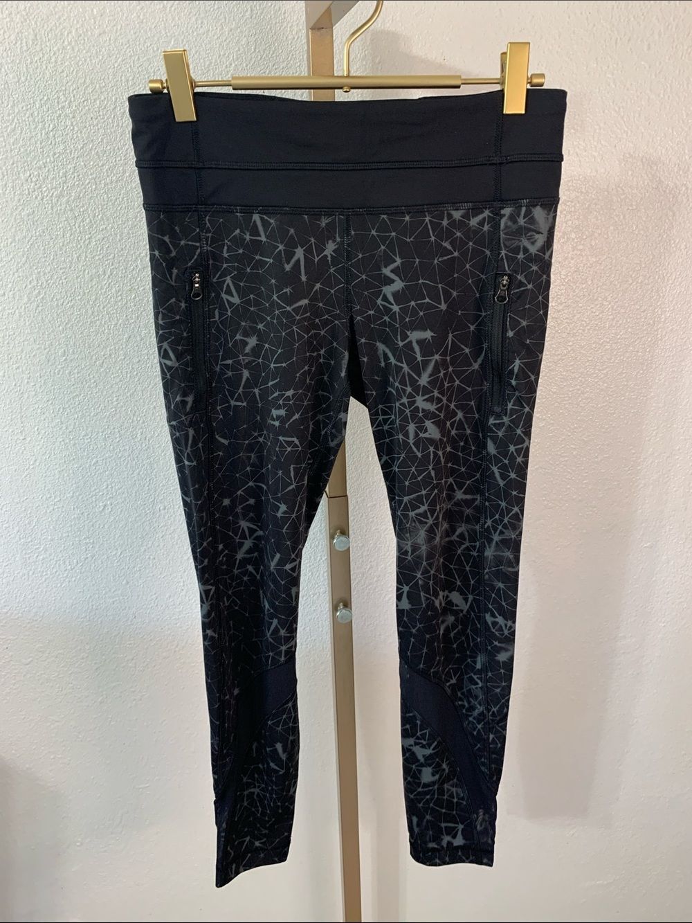 Lululemon Black Geometric Print Athletic Leggings- 7/8 length-Size 6 - Picture 1 of 9